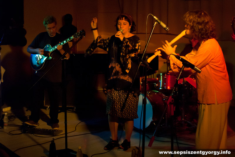 Kampec Dolores koncert a múzeumkertben