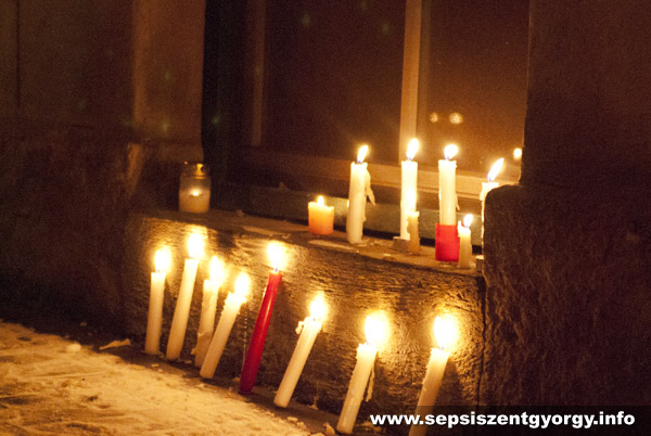 Gyertyás, fáklyás tüntetés a Mikóért