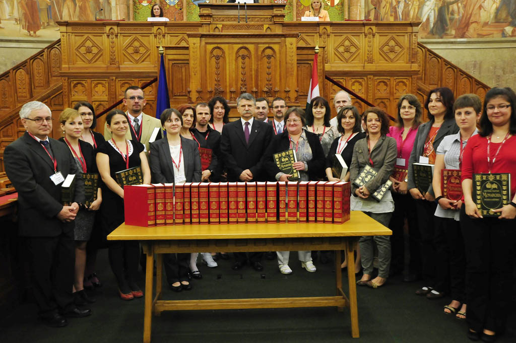 konyvsorozat atadas 1024