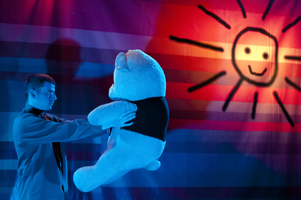 Kéthetes magyarországi turnén az Osonó Színházműhely