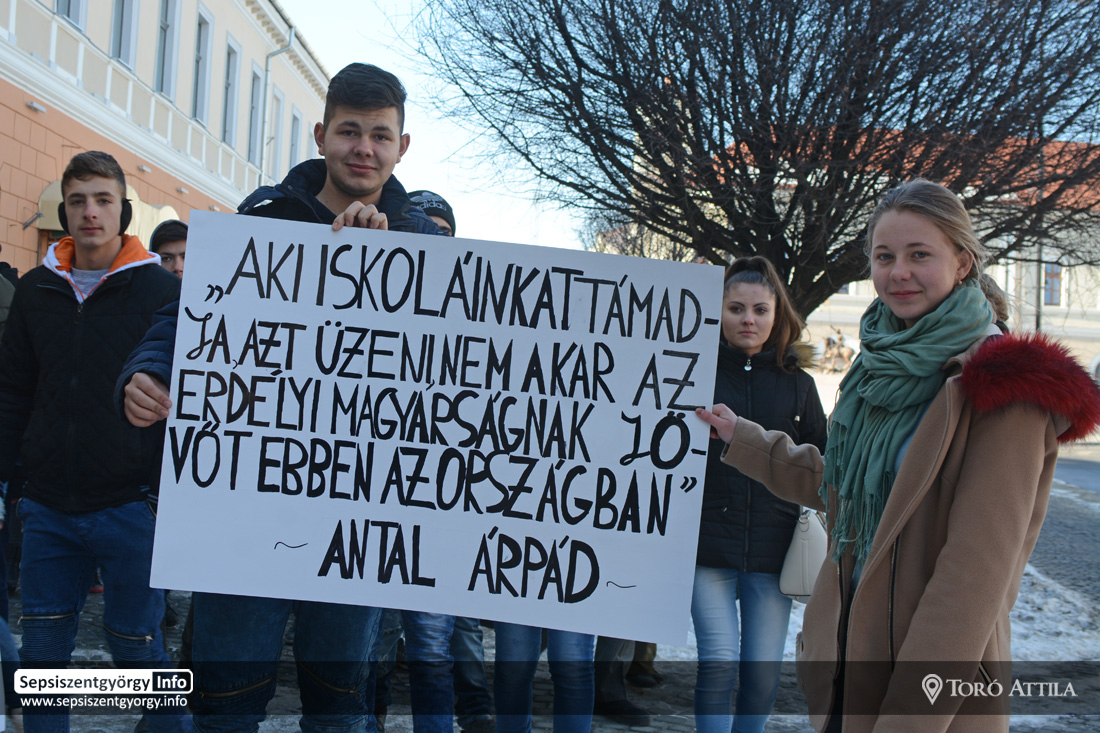 Fotóriport: A Kós Károly Szakközépiskola fennmaradásáért tüntettek