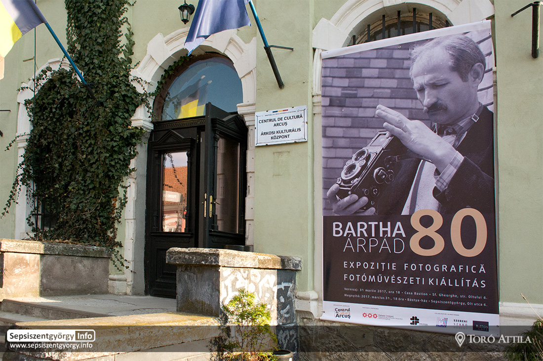 Bartha Árpád fotóművészeti kiállítása az Árkosi Kulturális Központban  mt_gallery: Bartha Arpad Sepsiszentgyorgy 01