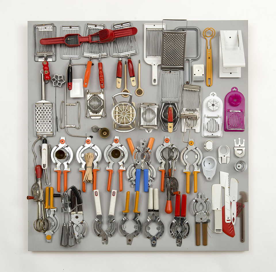 Daniel Spoerri, Gyűjtemény az Il Bistrot di Santa Marta sorozatból, 2002, asszamblázs, foto: Rita Newman Daniel Spoerri, Gyűjtemény az Il Bistrot di Santa Marta sorozatból