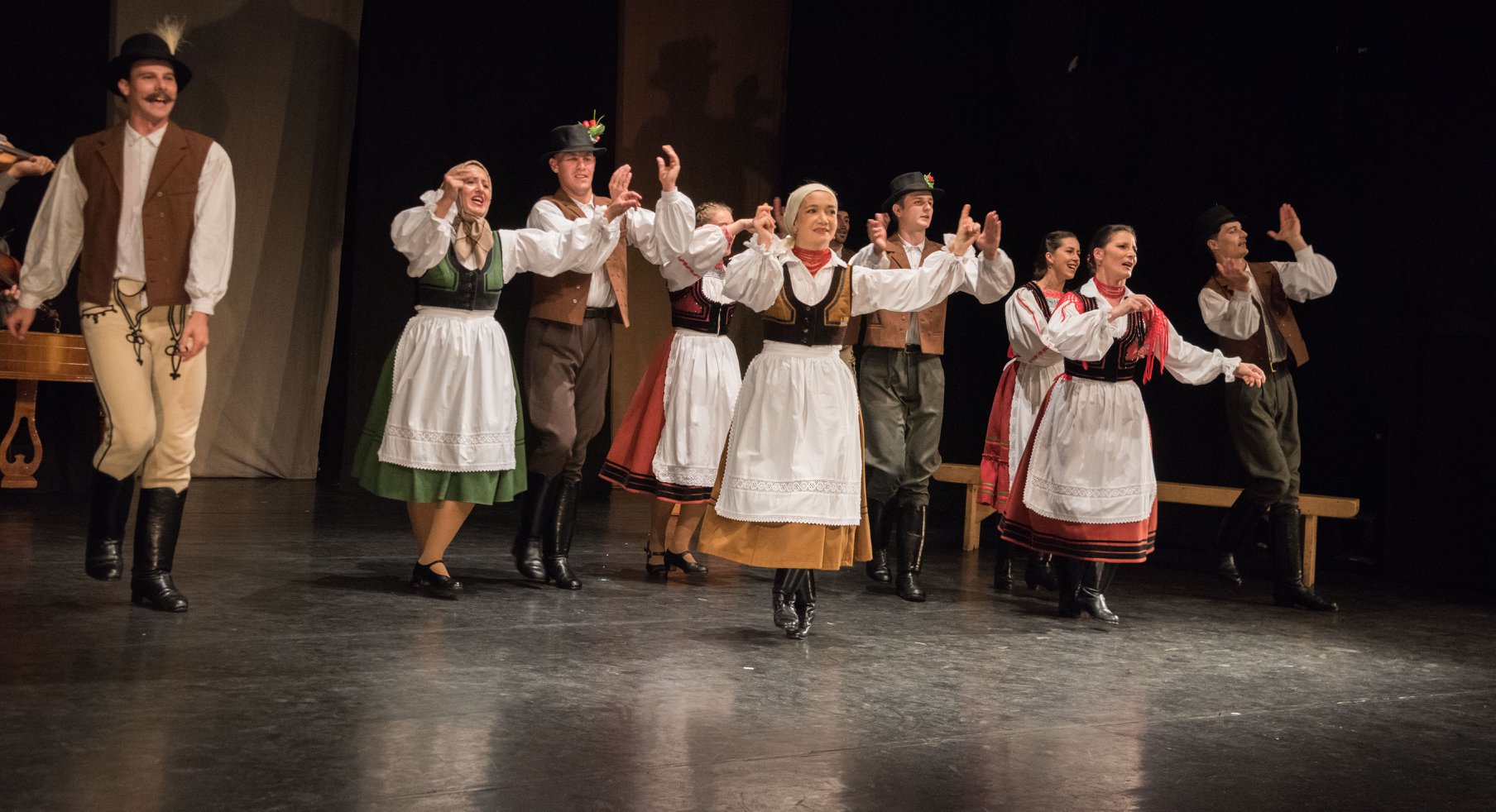 Háromszék Táncegyüttes: Vágják az erdei utat… / fotó: Ádám Gyula