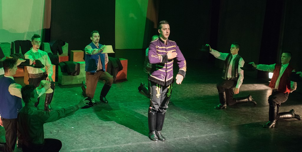 Háromszék Táncegyüttes: Vágják az erdei utat…  fotó: Ádám Gyula