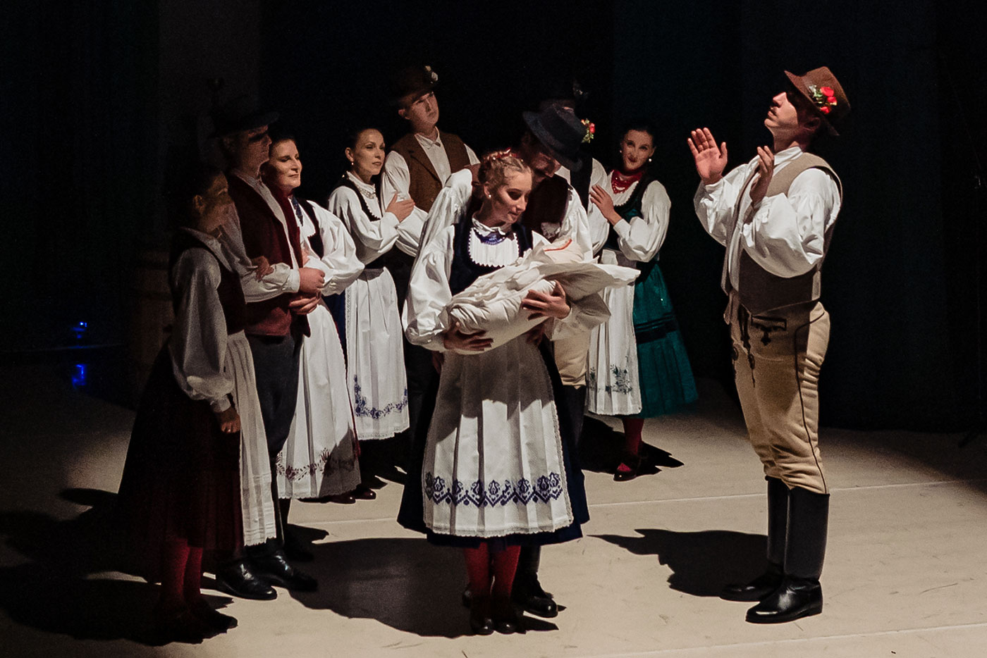 Háromszék Táncegyüttes – Átöltözés - fotó: Kátai Jocó