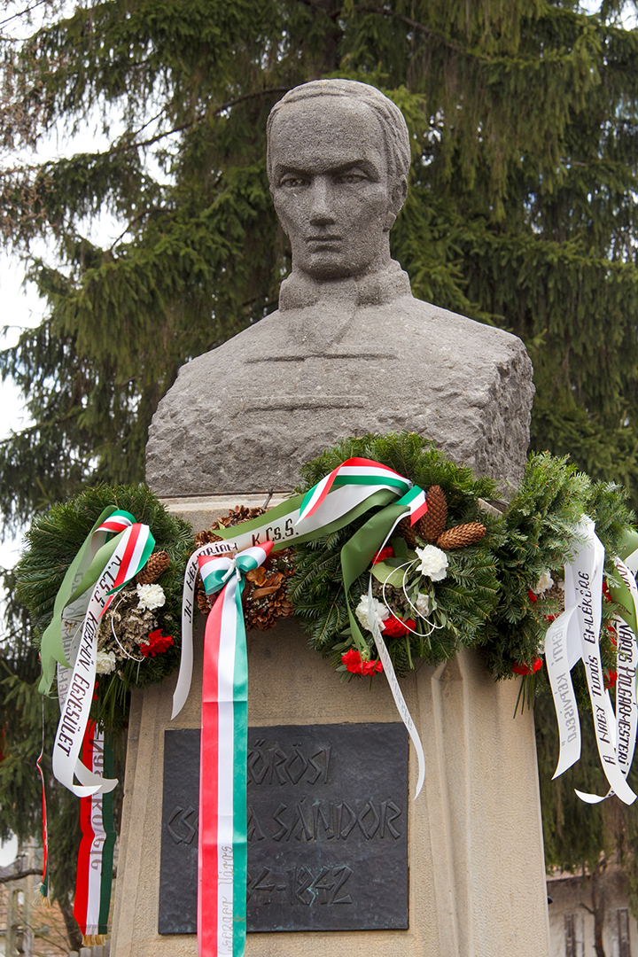 Kőrösi Csoma Áandor mellszobra Csomakőrösön | fotó Vargyasi Levente