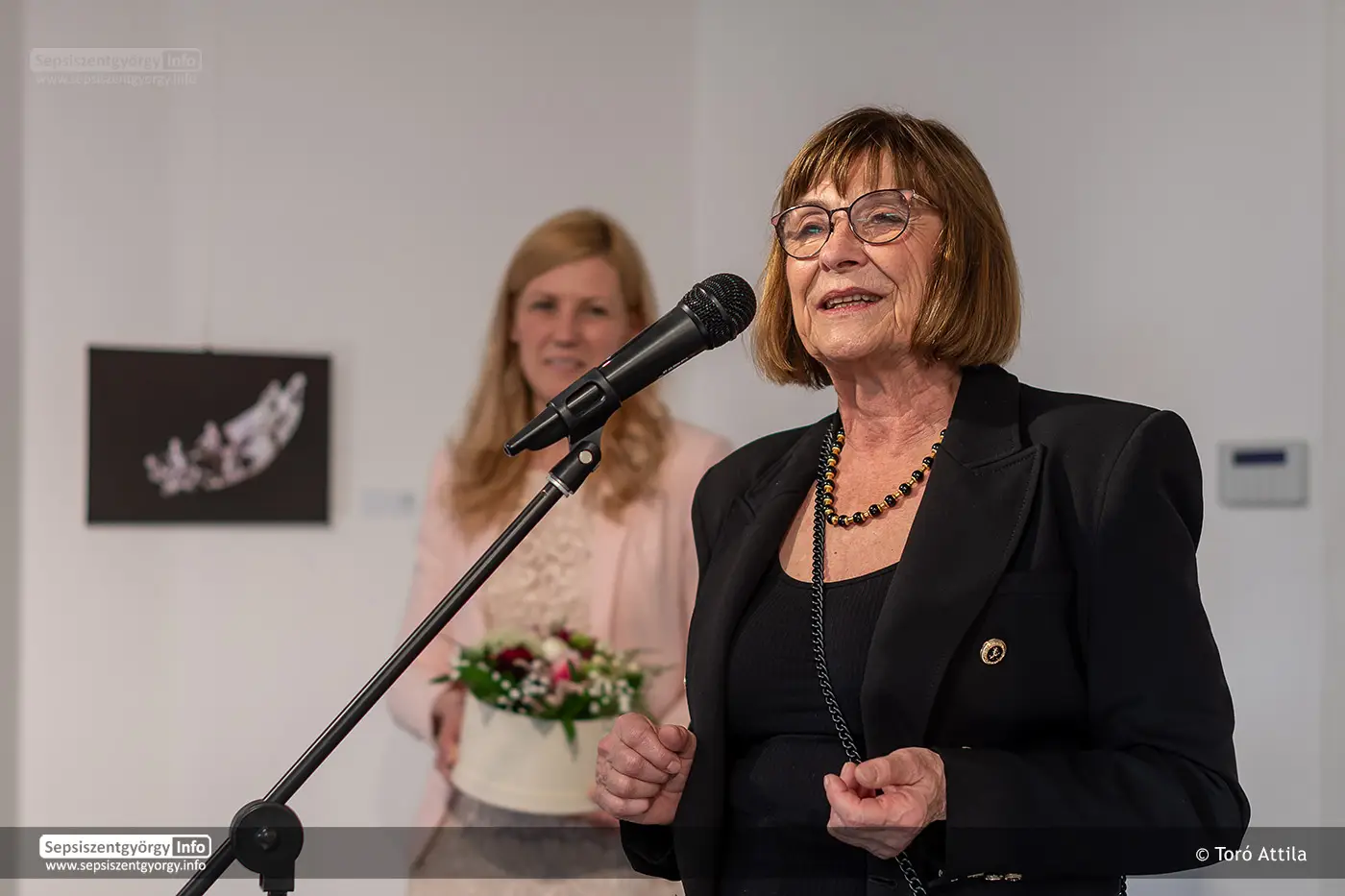 Benczédi Ilona szobrászművész tart záró tárlatvezetést az Erdélyi Művészeti Központban