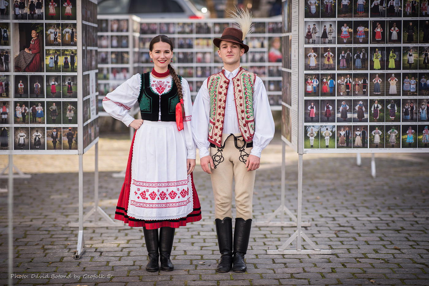 A világ népeinek viseletei – Sepsiszentgyörgyön az Európai Polgár-díjas Geofolk fotókiállítás