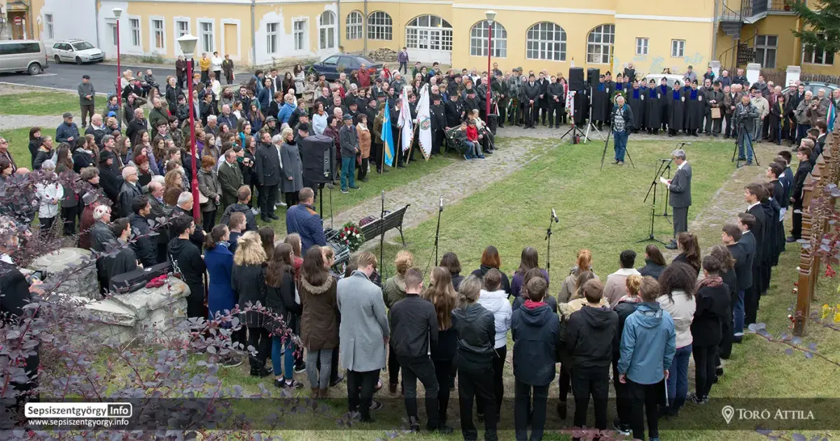 Október 6. Sepsiszentgyörgyön: Megemlékezés és főhajtás az aradi vértanúk előtt