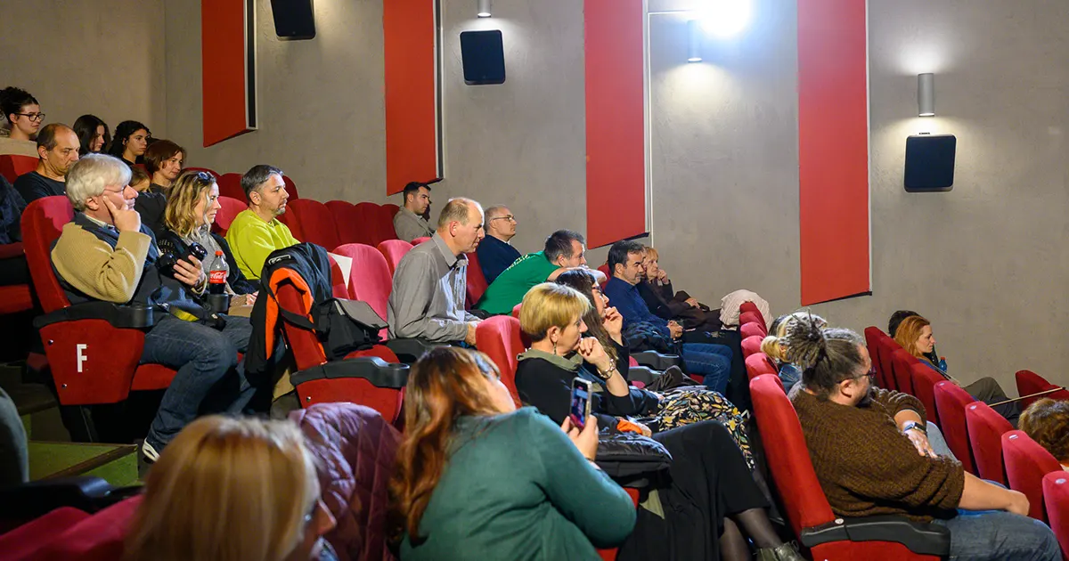 Az 5. Kaptár dokumentumfilm-szemle Sepsiszetngyörgyön Az 5. Kaptár dokumentumfilm-szemle díjátadója Sepsiszentgyörgyön