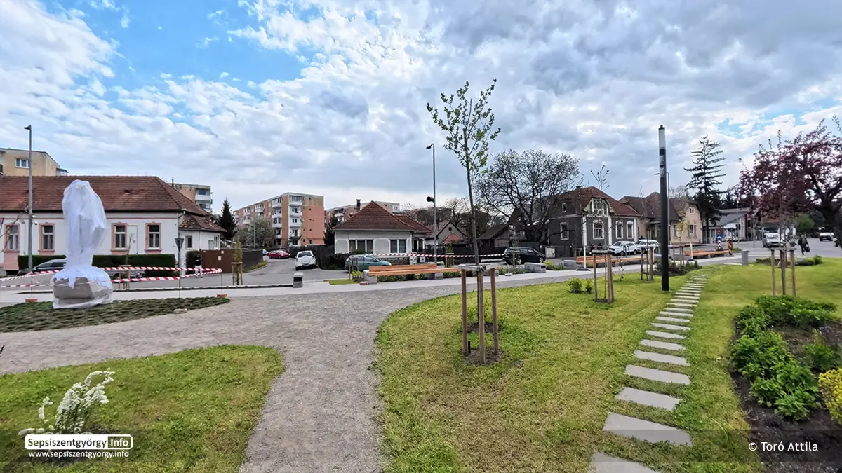 Frissen kialakított Petőfi park Sepsiszentgyörgyön padokkal, sétányokkal és a még leleplezés előtt álló szoborral.