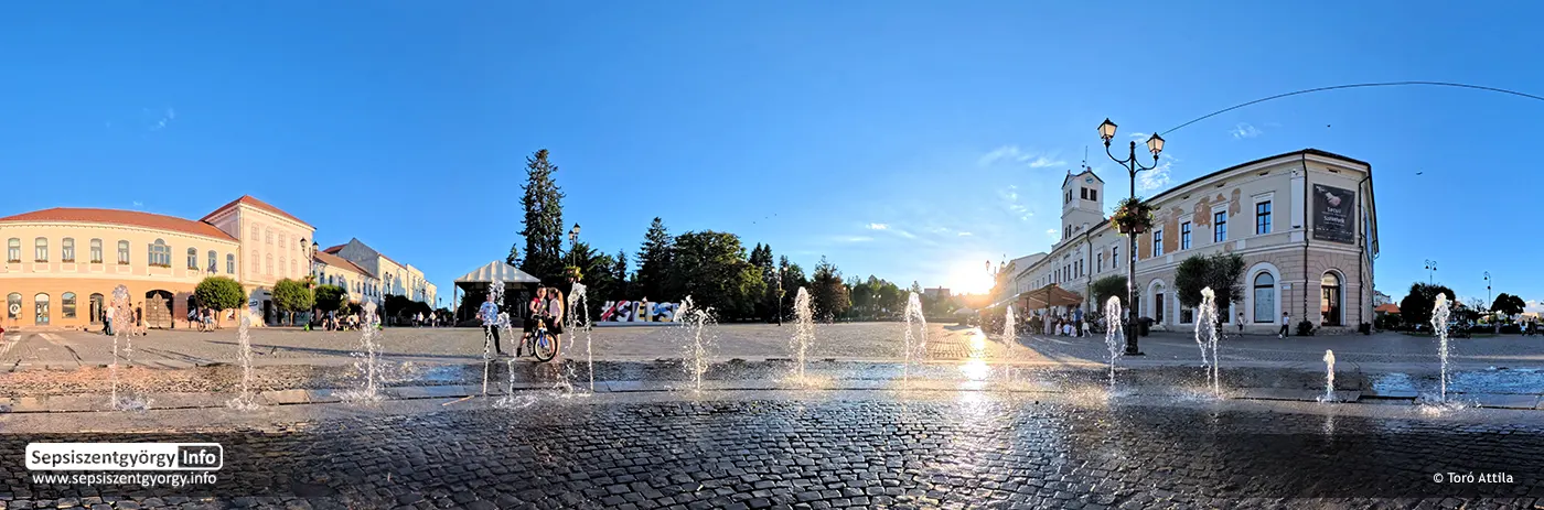 Sepsiszentgyörgy központja és a Főtér épületei napsütéses időben